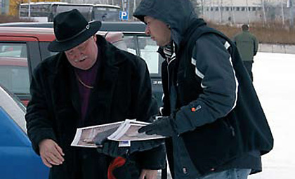 Kun Tosimiestä ei päästetty sisälle Kuopiohalliin, oli piispa Wille Riekkisenkin haettava oma lehtensä parkkipaikalta...